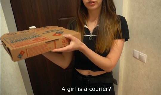 Русская девушка-курьер доставила пиццу и удовольствие клиенту